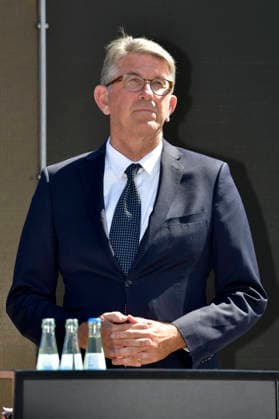 Wolfram Weimer bei der Pressekonferenz mit Präsentation des temporären Erinnerungsortes mit einer großformatigen Installation und Open-Air-Ausstellung auf dem Platz des 18. März sowie der Vorstellung des stadtweiten Programms anlässlich des 65. Jahrestags des Berliner Mauerbaus. Berlin, 12.08.2026 *** Wolfram Weimer at the press conference announcing the temporary memorial site—featuring a large-scale installation and an open-air exhibition on Platz des 18 März—as well as the citywide program marking the 65th anniversary of the construction of the Berlin Wall. Berlin, August 12, 2026 Foto:xM.xBehrensx xFuturexImagex mauerbau_6811