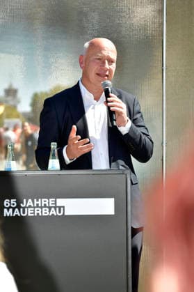 Kai Wegner bei der Pressekonferenz mit Präsentation des temporären Erinnerungsortes mit einer großformatigen Installation und Open-Air-Ausstellung auf dem Platz des 18. März sowie der Vorstellung des stadtweiten Programms anlässlich des 65. Jahrestags des Berliner Mauerbaus. Berlin, 12.08.2026 *** Kai Wegner at the press conference presenting the temporary memorial site—featuring a large-scale installation and an open-air exhibition on Platz des 18 März—as well as the citywide program marking the 65th anniversary of the construction of the Berlin Wall. Berlin, August 12, 2026 Foto:xM.xBehrensx xFuturexImagex mauerbau_6813