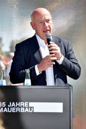 Kai Wegner bei der Pressekonferenz mit Präsentation des temporären Erinnerungsortes mit einer großformatigen Installation und Open-Air-Ausstellung auf dem Platz des 18. März sowie der Vorstellung des stadtweiten Programms anlässlich des 65. Jahrestags des Berliner Mauerbaus. Berlin, 12.08.2026 *** Kai Wegner at the press conference presenting the temporary memorial site—featuring a large-scale installation and an open-air exhibition on Platz des 18 März—as well as the citywide program marking the 65th anniversary of the construction of the Berlin Wall. Berlin, August 12, 2026 Foto:xM.xBehrensx xFuturexImagex mauerbau_6814