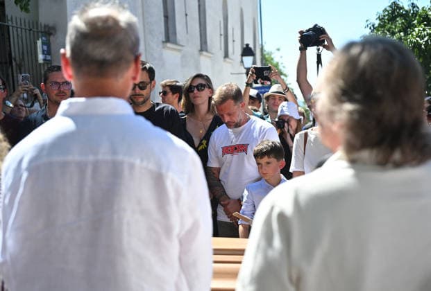 Nicolas Duvauchelle and his wife Chloé Roy Leaving the funeral of Vincent Belorgey, also known as Kavinsky, at the Church of Saint Pierre de Montmartre on August 12, 2026 Christian Liewig Bestimage Funeral of Vincent Belorgey, also known as Kavinsky, at the Church of Saint Pierre de Montmartre on August 12, 2026, Paris, France  Copyright: xChristianxLiewigx xBestimagexChristianxLiewigx xBestimagex