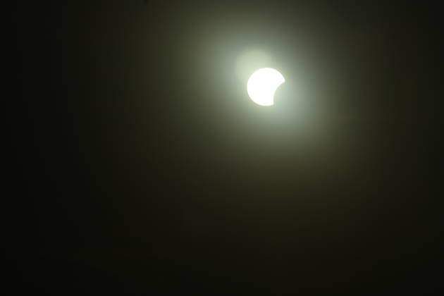People observe partial solar eclipse in Prague, Czech Republic, August 12, 2026. (CTKxPhoto MichalxDolezal) CTKPhotoP2026081206573  CTKPhotoP2026081206573