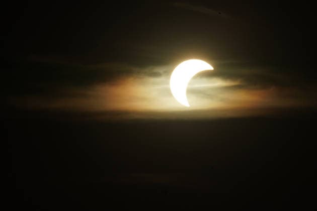Die Sonnenfinsternis beginnt über Büttelborn in Südhessen - 12.08.2026 Büttelborn: Partielle Sonnenfinsternis in Südhessen *** The solar eclipse begins over Büttelborn in southern Hesse on August 12, 2026. Büttelborn: Partial solar eclipse in southern Hesse