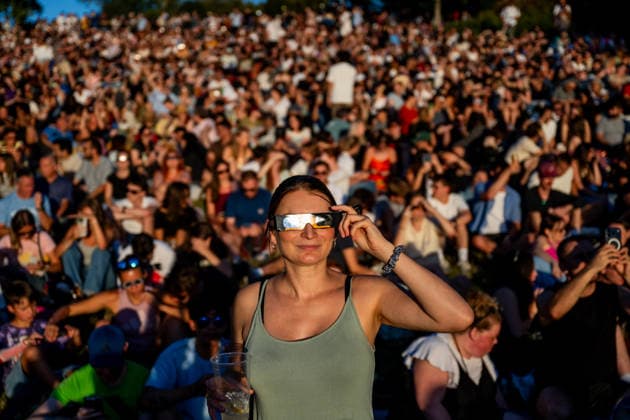 People observe partial solar eclipse in Prague, Czech Republic, August 12, 2026. (CTKxPhoto OndrejxDeml) CTKPhotoP2026081206594  CTKPhotoP2026081206594
