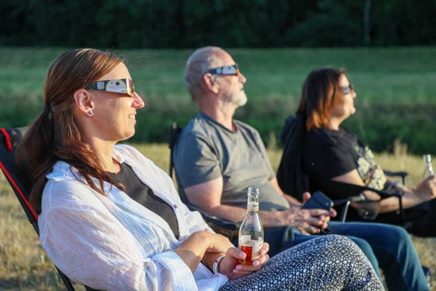 Leipzig Partielle Sonnenfinsternis über Sachsen Mond verdeckt am Abend große Teile der Sonne Am Mittwochabend war über Sachsen eine partielle Sonnenfinsternis zu beobachten. Der Mond schob sich dabei vor die Sonne und verdeckte einen großen Teil der Sonnenscheibe. Das astronomische Ereignis hatte in Deutschland kurz nach 19 Uhr begonnen und war bei entsprechenden Sichtbedingungen auch aus weiten Teilen Sachsens zu verfolgen. Je nach Standort wurden dabei rund 84 bis 90 Prozent der Sonnenscheibe vom Mond bedeckt, zu einer vollständigen Verdunkelung kam es in Deutschland jedoch nicht. Bei weitgehend klarem Himmel bestanden in Sachsen gute Bedingungen für die Beobachtung. Auch in Leipzig zog das seltene Himmelsereignis zahlreich Copyright: xEHLxMedia BjörnxStachx 20260812_sonnenfinsternis-leipzig_1