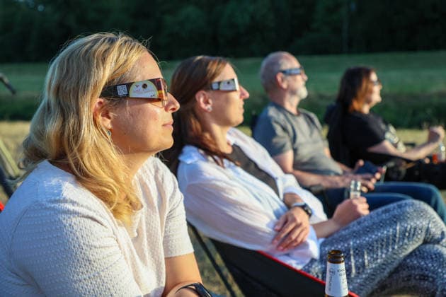 Leipzig Partielle Sonnenfinsternis über Sachsen Mond verdeckt am Abend große Teile der Sonne Am Mittwochabend war über Sachsen eine partielle Sonnenfinsternis zu beobachten. Der Mond schob sich dabei vor die Sonne und verdeckte einen großen Teil der Sonnenscheibe. Das astronomische Ereignis hatte in Deutschland kurz nach 19 Uhr begonnen und war bei entsprechenden Sichtbedingungen auch aus weiten Teilen Sachsens zu verfolgen. Je nach Standort wurden dabei rund 84 bis 90 Prozent der Sonnenscheibe vom Mond bedeckt, zu einer vollständigen Verdunkelung kam es in Deutschland jedoch nicht. Bei weitgehend klarem Himmel bestanden in Sachsen gute Bedingungen für die Beobachtung. Auch in Leipzig zog das seltene Himmelsereignis zahlreich Copyright: xEHLxMedia BjörnxStachx 20260812_sonnenfinsternis-leipzig_5