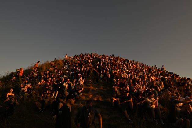 Hundreds Gather At Krakow s Historic Krakus Mound To Watch Solar Eclipse KRAKOW, POLAND - AUGUST 12: Hundreds of residents and tourists pack the steep, grassy slopes of the historic Krakus Mound (Kopiec Krakusa) during the late afternoon to watch a solar eclipse on August 12, 2026 in Krakow, Poland. The crowd gathered on the elevated landmark to secure vantage points for watching the solar eclipse unfold over the city. Krakow Poland  Copyright: xArturxWidakx originalFilename: widak-hundreds260812_npFPh.jpg