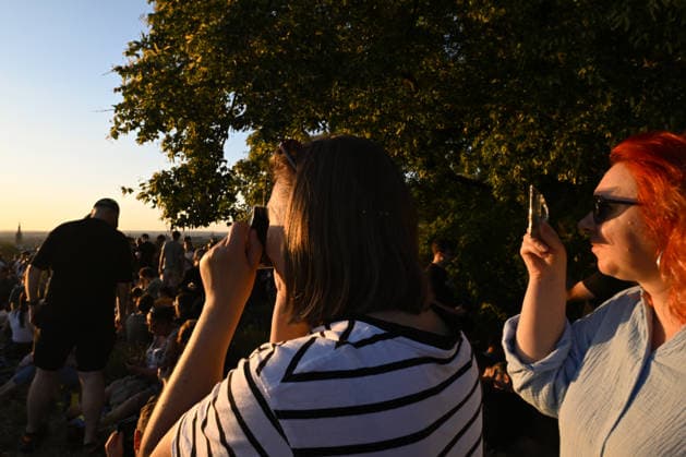 Hundreds Gather At Krakow s Historic Krakus Mound To Watch Solar Eclipse KRAKOW, POLAND - AUGUST 12: People gather on top of the Krakus Mound (Kopiec Krakusa) to watch a solar eclipse on August 12, 2026 in Krakow, Poland. Hundreds of residents and tourists ascended the historic prehistoric mound, which offers panoramic views of the city, equipped with protective eyewear and telescopes to witness the rare celestial event. Krakow Poland  Copyright: xArturxWidakx originalFilename: widak-hundreds260812_npzVb.jpg
