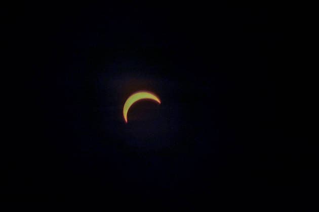 Leipzig Partielle Sonnenfinsternis über Sachsen Mond verdeckt am Abend große Teile der Sonne Am Mittwochabend war über Sachsen eine partielle Sonnenfinsternis zu beobachten. Der Mond schob sich dabei vor die Sonne und verdeckte einen großen Teil der Sonnenscheibe. Das astronomische Ereignis hatte in Deutschland kurz nach 19 Uhr begonnen und war bei entsprechenden Sichtbedingungen auch aus weiten Teilen Sachsens zu verfolgen. Je nach Standort wurden dabei rund 84 bis 90 Prozent der Sonnenscheibe vom Mond bedeckt, zu einer vollständigen Verdunkelung kam es in Deutschland jedoch nicht. Bei weitgehend klarem Himmel bestanden in Sachsen gute Bedingungen für die Beobachtung. Auch in Leipzig zog das seltene Himmelsereignis zahlreic Copyright: xEHLxMedia BjörnxStachx 20260812_sonnenfinsternis-leipzig_13