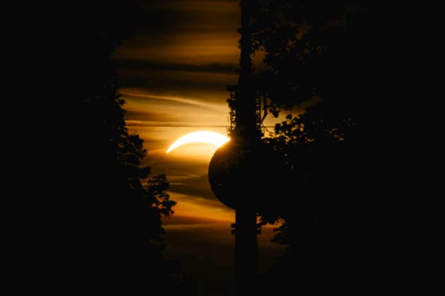Die Sonnenfinsternis zeichnet sich am Abendhimmel ab neben dem Fernsehturm in Berlin, 12.08.2026. Berlin Deutschland *** The solar eclipse is visible in the evening sky next to the TV tower in Berlin, August 12, 2026, Berlin, Germany Copyright: xJulianexSonntagx
