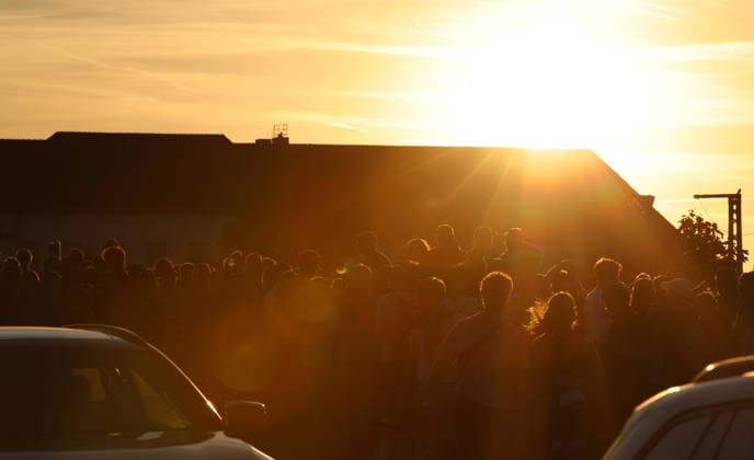 Sonnenfinsternis Sonnenfinsternis in Berlin Prenzlauer Berg, schaulustige Menschen auf der Behmstraße Behmstraßenbrücke Naturereignis Naturschauspiel 12.08.2026 Berlin Behmstraße Prenzlauer Berg Deutschland Germany *** Solar eclipse Solar eclipse in Berlin s Prenzlauer Berg neighborhood, onlookers on Behmstraße, Behmstraße Bridge, natural phenomenon, natural spectacle, August 12, 2026, Berlin, Behmstraße, Prenzlauer Berg, Germany
