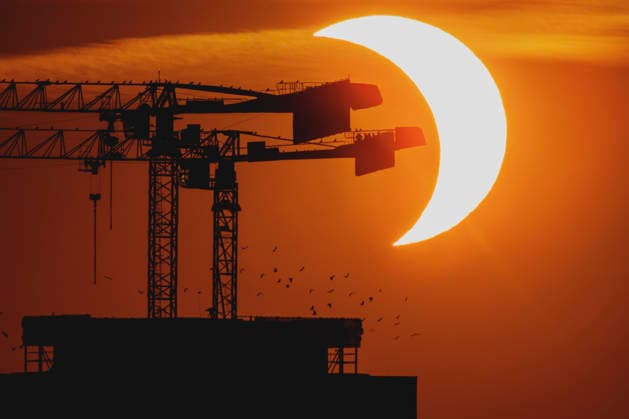 Partielle Sonnenfinsternis, aufgenommen in Berlin, 12.08.2026. Berlin Deutschland *** Partial solar eclipse, photographed in Berlin, August 12, 2026, Berlin, Germany Copyright: xFlorianxGaertnerx
