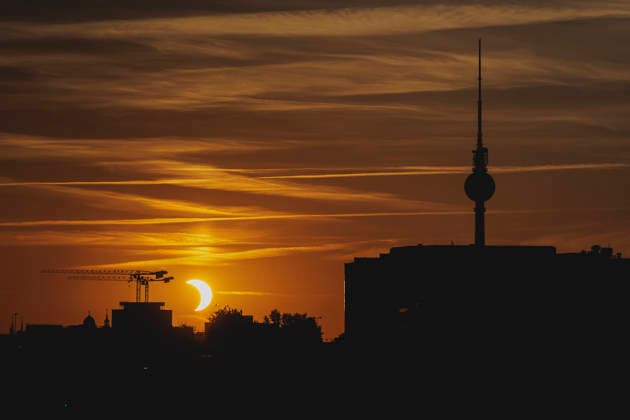Partielle Sonnenfinsternis, aufgenommen in Berlin, 12.08.2026. Berlin Deutschland *** Partial solar eclipse, photographed in Berlin, August 12, 2026, Berlin, Germany Copyright: xFlorianxGaertnerx