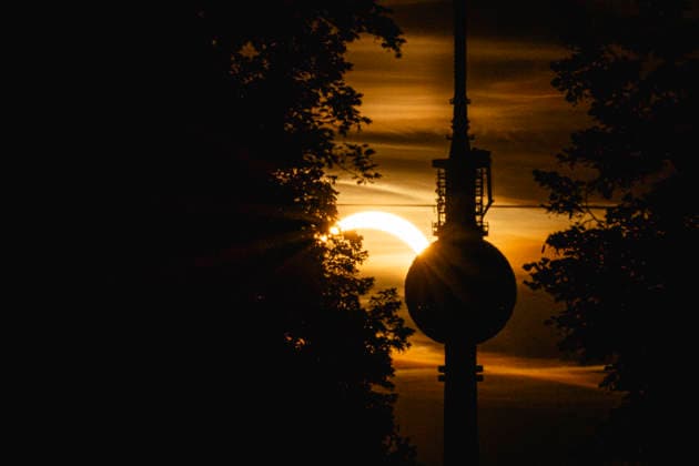 Die Sonnenfinsternis zeichnet sich am Abendhimmel ab neben dem Fernsehturm in Berlin, 12.08.2026. Berlin Deutschland *** The solar eclipse is visible in the evening sky next to the TV tower in Berlin, August 12, 2026, Berlin, Germany Copyright: xJulianexSonntagx