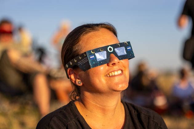 Sonnenfinsternis August 2026 in Ludwigshafen am Rhein***Der Michaelsberg im Maudacher Bruch, mit 125 M. ü. NHN die größte Erhebung in Ludwigshafen, zog viele Menschen an *** Solar Eclipse in August 2026 in Ludwigshafen am Rhein***Michaelsberg in the Maudacher Bruch, at 125 meters above sea level, is the highest point in Ludwigshafen and attracted many people Copyright: xUdoxHerrmannx