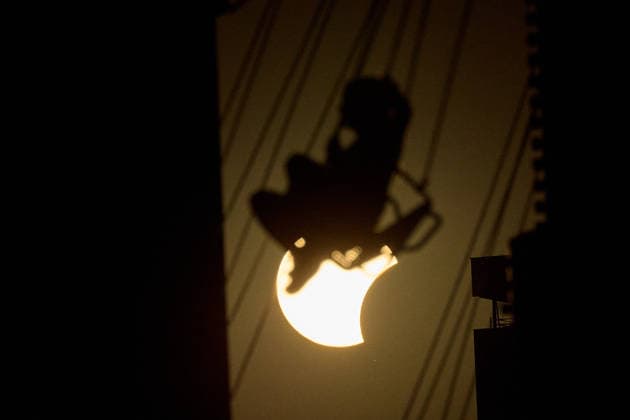 - Wien 12.08.2026 - Sonnenfinsternis - Heute gab es auch über Wien eine partielle Sonnenfinsternis. Bei Kaiserwetter war die Verdunkelung der Sonne durch den Mond bestens zu erkennen. PHOTO: Im Vergnügungspark des Wiener Prater rauschen die Fahrgäste dieses Karrussels im Flug an der Sonnenfinsternis vorbei. Vienna (AUSTRIA) - There was also a partial solar eclipse over Vienna today. In glorious weather, the Moon passed between the Earth and the Sun, causing the Sun’s disc to darken for observers on Earth. PHOTO: At the Prater amusement park in Vienna, the passengers on this carousel whizzed past the solar eclipse as they spun round. Wurstelprater, Sonne Klima, Erde, Mond, Sonnenverdunkelung, Volksprater, Eklipse, Sonnenfinsternis 
