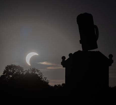 12.08.2026 Sonnenfinsternis in München um 20:15 Uhr. Eine partielle (unvollständige) Sonnenfinsternis mit einer maximalen Bedeckung von rund 89 %. Fotografiert auf der Theresienwiese zwischen den Aufbauten des Oktoberfests *** August 12, 2026: Solar eclipse in Munich at 8:15 p.m. A partial solar eclipse with a maximum coverage of about 89%. Photographed at the Theresienwiese between the Oktoberfest booths.
