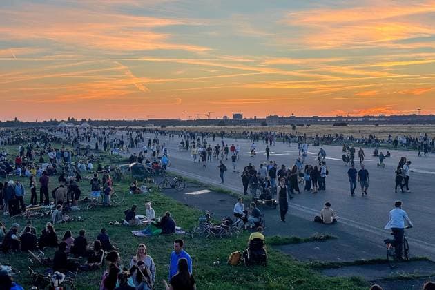 Berlin, Deutschland, 12.08.2026: Sonnenfinsternis: Menschen beobachten das Himmelsspektakel auf dem Tempelhofer Feld *** Berlin, Germany, August 12, 2026: Solar Eclipse—People Watch the Celestial Spectacle at Tempelhofer Feld Copyright: xdtsxNachrichtenagenturx dts_130075