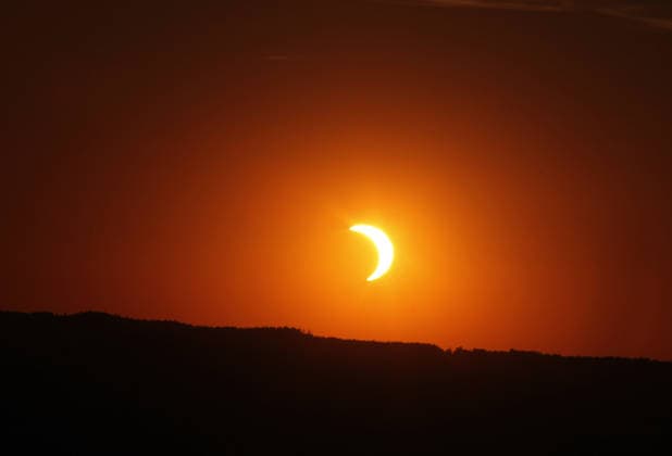 Hier die Sonne und der Mond bei der partiellen Sonnenfinsternis, Sofi, Sofi 2026, hier bei Pähl, Naturschauspiel, Bayern, Oberbayern *** Here are the sun and the moon during the partial solar eclipse, Sofi, Sofi 2026, here in Pähl, natural spectacle, Bavaria, Upper Bavaria