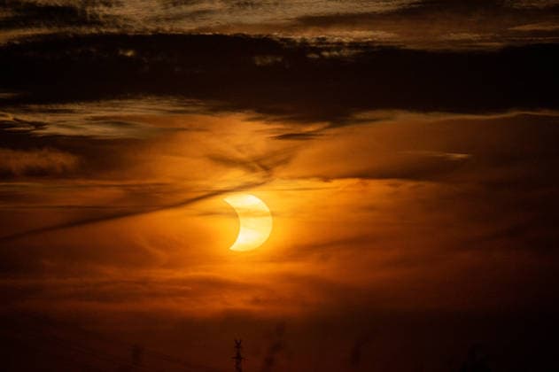 Deutschland, Schleswig-Holstein, Wedel, 12.08.2026: Die Sonne geht während der partiellen Sonnenfinsternis über der Wedeler Marsch unter. Sonnenfinsternis Wedel *** Germany, Schleswig-Holstein, Wedel, August 12, 2026 The sun sets over the Wedel Marsch during the partial solar eclipse Solar Eclipse in Wedel