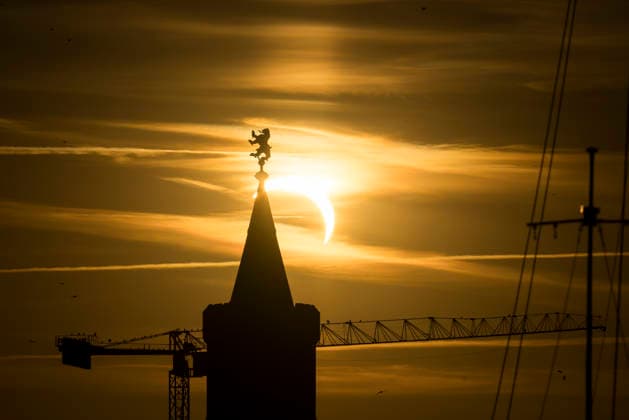 Sonnenfinsternis, Himmelsphänomen über Berlin, 12.08.2026 Kurz vor Sonnenuntergang verdunkelt sich die Sonne zur Sonnenfinsternis, hier gesehen mit der Warschauer Brücke in Berlin Friedrichshain am 12.08.2026. Berlin Warschauer Brücke *** Solar Eclipse, Celestial Phenomenon Over Berlin, August 12, 2026 Shortly before sunset, the sun darkens during a solar eclipse, seen here with the Warsaw Bridge in Berlin’s Friedrichshain district on August 12, 2026 Berlin Warsaw Bridge Copyright: xBenxKriemannx