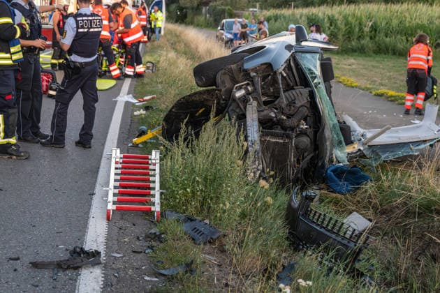 Altshausen Schwerer Verkehrsunfall Frontalzusammenstoss auf der L 286 von Althausen Richtung Ostrach Oberschwaben mit Schwerverkletzten. Rettungshubschrauber im Einsatz Schwerer Verkehrsunfall Frontalzusammenstoss auf der L 286 von Althausen Richtung Ostrach Oberschwaben mit Schwerverkletzten. Rettungshubschrauber im Einsatz, Verletzte mußten mit der Rettungsschere geborgen werden *** Altshausen: Serious Traffic Accident—Head-On Collision on the L 286 from Althausen toward Ostrach, Upper Swabia; Seriously Injured; Rescue Helicopter on the Scene. Serious Traffic Accident—Head-On Collision on the L 286 from Althausen toward Ostrach, Upper Swabwith seriously injured victims; rescue helicopter deployed; injured victims had to be extricated Copyright: xEibner-Pressefotox EP_EER