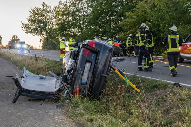 Altshausen Schwerer Verkehrsunfall Frontalzusammenstoss auf der L 286 von Althausen Richtung Ostrach Oberschwaben mit Schwerverkletzten. Rettungshubschrauber im Einsatz Schwerer Verkehrsunfall Frontalzusammenstoss auf der L 286 von Althausen Richtung Ostrach Oberschwaben mit Schwerverkletzten. Rettungshubschrauber im Einsatz, Verletzte mußten mit der Rettungsschere geborgen werden *** Altshausen: Serious Traffic Accident—Head-On Collision on the L 286 from Althausen toward Ostrach, Upper Swabia; Seriously Injured; Rescue Helicopter on the Scene. Serious Traffic Accident—Head-On Collision on the L 286 from Althausen toward Ostrach, Upper Swabwith seriously injured victims; rescue helicopter deployed; injured victims had to be extricated Copyright: xEibner-Pressefotox EP_EER
