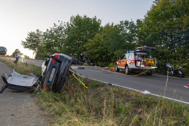 Altshausen Schwerer Verkehrsunfall Frontalzusammenstoss auf der L 286 von Althausen Richtung Ostrach Oberschwaben mit Schwerverkletzten. Rettungshubschrauber im Einsatz Schwerer Verkehrsunfall Frontalzusammenstoss auf der L 286 von Althausen Richtung Ostrach Oberschwaben mit Schwerverkletzten. Rettungshubschrauber im Einsatz, Verletzte mußten mit der Rettungsschere geborgen werden *** Altshausen: Serious Traffic Accident—Head-On Collision on the L 286 from Althausen toward Ostrach, Upper Swabia; Seriously Injured; Rescue Helicopter on the Scene. Serious Traffic Accident—Head-On Collision on the L 286 from Althausen toward Ostrach, Upper Swabwith seriously injured victims; rescue helicopter deployed; injured victims had to be extricated Copyright: xEibner-Pressefotox EP_EER