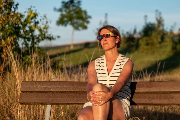 Beobachtung der partiellen Sonnenfinsternis 2026 12.08.26, Limburg: Symbolfoto, Illustrationsbild, Symbolbild, Illustrationsfoto, Alltagsszene Eine Frau (Alexandra) sitzt auf einer Bank und beobachtet mit einer speziellen Sonnenfinsternisbrille die partielle Sonnenfinsternis am 12. August 2026. Das seltene astronomische Ereignis war am Abendhimmel über Deutschland zu beobachten. Limburg Hessen Deutschland *** Viewing the partial solar eclipse on August 12, 2026, in Limburg; stock photo, illustrative image, symbolic image, illustrative photo, Everyday scene: A woman named Alexandra sits on a bench and watches the partial solar eclipse on August 12, 2026, using special solar eclipse glasses. The rare astronomical event was visible in the Copyright: x xW2Artx xThorstenxWagnerx