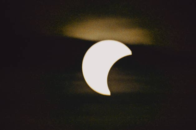 Seltenes Himmelsschauspiel bei bestem Wetter: Sonnenfinsternis, Eine partielle Sonnenfinsternis ist am Mittwochabend (12.08.2026) über Deutschland zu sehen. Der Mond schiebt sich dabei vor die Sonne und verdeckt einen Teil der Sonnenscheibe. In weiten Teilen Deutschlands sorgen nahezu optimale Wetterbedingungen für eine gute Sicht auf das seltene Himmelsschauspiel. Bartholomä Baden-Württemberg Deutschland Bartholomä *** A Rare Celestial Event Under Perfect Weather Conditions: Solar Eclipse, A partial solar eclipse will be visible over Germany on Wednesday evening, August 12, 2026. During the eclipse, the Moon will pass in front of the Sun, obscuring part of the Sun’s disk. In much of Germany, nearly ideal weather conditions will provid Copyright: x xonw-imagesx x-x