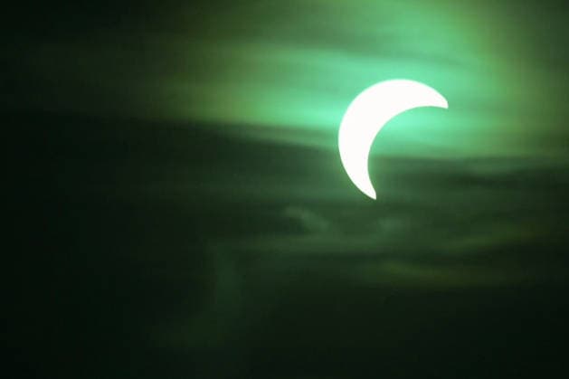 Seltenes Himmelsschauspiel bei bestem Wetter: Sonnenfinsternis, Eine partielle Sonnenfinsternis ist am Mittwochabend (12.08.2026) über Deutschland zu sehen. Der Mond schiebt sich dabei vor die Sonne und verdeckt einen Teil der Sonnenscheibe. In weiten Teilen Deutschlands sorgen nahezu optimale Wetterbedingungen für eine gute Sicht auf das seltene Himmelsschauspiel. Bartholomä Baden-Württemberg Deutschland Bartholomä *** A Rare Celestial Event Under Perfect Weather Conditions: Solar Eclipse, A partial solar eclipse will be visible over Germany on Wednesday evening, August 12, 2026. During the eclipse, the Moon will pass in front of the Sun, obscuring part of the Sun’s disk. In much of Germany, nearly ideal weather conditions will provid Copyright: x xonw-imagesx x-x