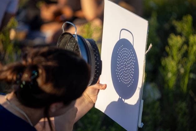Sonnenfinsternis Beobachtung in Berlin. Deutschland, Berlin am 12. August 2026: Auf dem Drachenberg im Berliner Westend verfolgten zahlreiche Menschen das seltene astrophysikalische Schauspiel der Sonnenfinsternis. *** Solar Eclipse Observation in Berlin, Germany; Berlin, August 12, 2026: On the Drachenberg in Berlin’s Westend district, numerous people watched the rare astrophysical spectacle of the solar eclipse