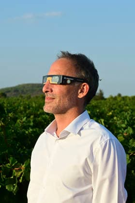 Raphael Glucksmann Observes the Solar Eclipse - Bize-Minervois Co-president of French center-left party Place publique Raphael Glucksmann observes the Solar Eclipse in Bize-Minervois, south-western France, on August 12, 2026 during a visit in Aude. Photo by Pascal Rodriguez ABACAPRESS.COM Bize-Minervois France  Copyright: xRodriguezxPascal ABACAx