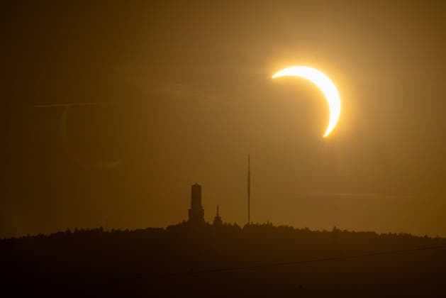 Sonnenfinsternis in Hessen Eine partielle Sonnenfinsternis ist über dem Großen Feldberg im Taunus zu sehen., Oberursel Hessen Deutschland *** Solar Eclipse in Hesse: A partial solar eclipse can be seen over the Großer Feldberg in the Taunus Mountains, Oberursel, Hesse, Germany