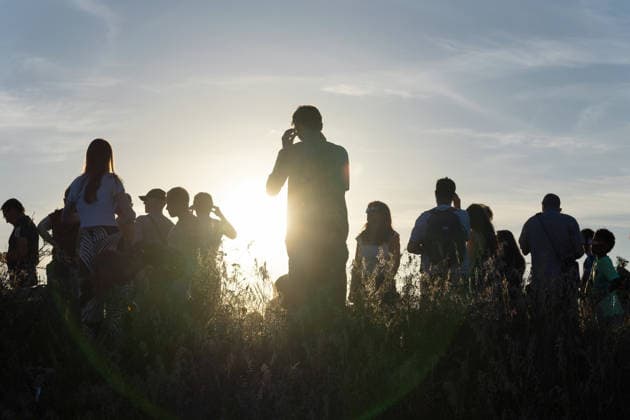 Berlin,12.08.2026,partielle Sonnenfinsternis - zahlreiche Menschen sind auf dem Drachenberg im Ortsteil Grunewald Bezirk Charlottenburg vor Ort, um sich ein Bild zu machen. *** Berlin, August 12, 2026: A partial solar eclipse has drawn large crowds to Drachenberg in the Grunewald neighborhood of the Charlottenburg district to witness the event.