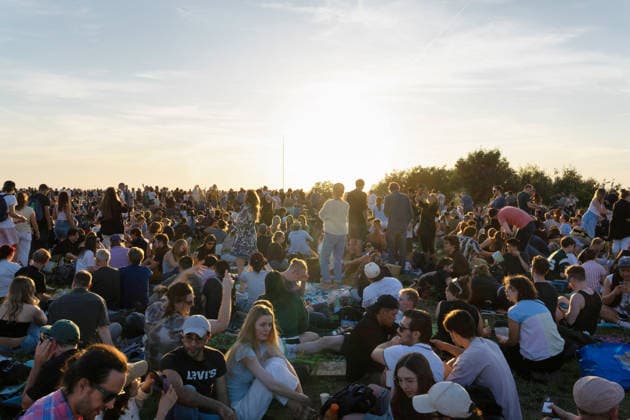Berlin,12.08.2026,partielle Sonnenfinsternis - zahlreiche Menschen sind auf dem Drachenberg im Ortsteil Grunewald Bezirk Charlottenburg vor Ort, um sich ein Bild zu machen. *** Berlin, August 12, 2026: A partial solar eclipse has drawn large crowds to Drachenberg in the Grunewald neighborhood of the Charlottenburg district to witness the event.