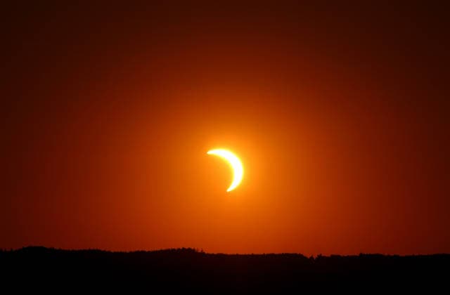 Hier die Sonne und der Mond bei der partiellen Sonnenfinsternis, Sofi, Sofi 2026, hier bei Pähl, Naturschauspiel, Bayern, Oberbayern *** Here are the sun and the moon during the partial solar eclipse, Sofi, Sofi 2026, here in Pähl, natural spectacle, Bavaria, Upper Bavaria