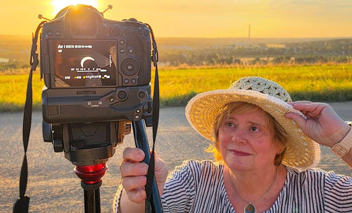 Sonnenfinsternis 12.08.2026, Chemnitz, Adelsberg, Um 19.23 Uhr begann die Sonnenfinsternis, ihren Höhepunkt hat die partielle Sonnenfinsternis um 20.16 Uhr. Dann hat sich der Mond mit 90 Prozent seines Durchmessers vor die Sonne geschoben. Anschließend verlässt die Mondscheibe die Sonnenscheibe langsam wieder, nach links unten. *** Solar Eclipse, August 12, 2026, Chemnitz, Adelsberg, The solar eclipse began at 7:23 p.m.; the partial solar eclipse reached its peak at 8:16 p.m. At that point, the Moon had moved in front of the Sun, covering 90 percent of its diameter. The Moon then slowly moved away from the Sun again, toward the lower left.