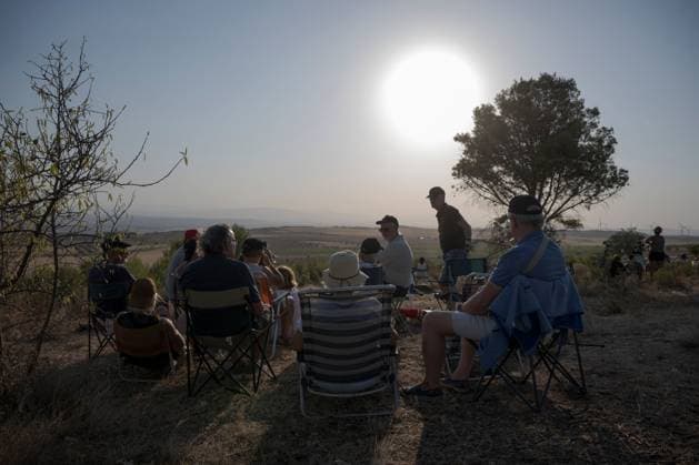 Total solar eclipse draws crowds to viewpoint in Navarra ARGUEDAS, NAVARRA, SPAIN AUGUST 12, 2026: People watch the total solar eclipse from the viewpoint of the Hermitage of the Virgen del Yugo in Arguedas, Navarra, Spain, on August 12, 2026. The path of totality crossed northern Spain from west to east, marking the first total solar eclipse visible from mainland Spain in more than a century. The eclipse was also visible in totality from parts of Greenland and Iceland before reaching the Iberian Peninsula. Arguedas Nafarroa Spain Copyright: x xGarixGaraialdex xJNAxPressx
