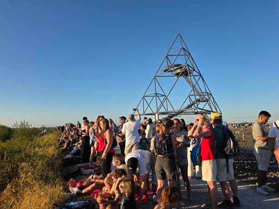 Sonnenfinsternis auf der Halde Tetraeder in Bottrop ** NUR FÜR REDAKTIONELLE ZWECKE ** EDITORIAL USE ONLY **<p>Partielle Sonnenfinsternis - hier auf der Tetraeder Halde in Bottrop - am Mittwoch, den 12. August 2026. Bei dem perfekten Wetter war die Sonnenfinsternis sehr gut zu sehen und dementsprechend waren viele Leute dort. Deutschland NRW Bottrop Copyright: KerstinxBögeholz *** Solar Eclipse at the Tetraeder Slope in Bottrop ** FOR EDITORIAL USE ONLY ** EDITORIAL USE ONLY ** Partial solar eclipse here at the Tetraeder slag heap in Bottrop on Wednesday, August 12, 2026. With perfect weather, the solar eclipse was clearly visible, and as a result, many people were there. Germany, North Rhine-Westphalia, Bottrop. Copyright KerstinxBögehol Copyright: KerstinxBögeholz doc874r4mvsa2wezjq6boo ,EDITORIAL USE ONLY