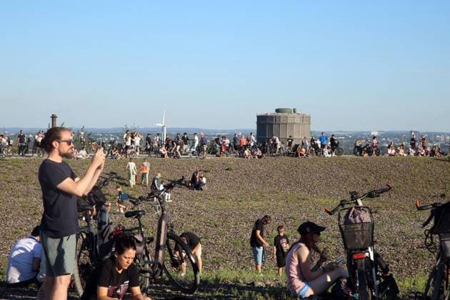 Sonnenfinsternis auf der Halde Tetraeder in Bottrop ** NUR FÜR REDAKTIONELLE ZWECKE ** EDITORIAL USE ONLY **<p>Partielle Sonnenfinsternis - hier auf der Tetraeder Halde in Bottrop - am Mittwoch, den 12. August 2026. Bei dem perfekten Wetter war die Sonnenfinsternis sehr gut zu sehen und dementsprechend waren viele Leute dort. Deutschland NRW Bottrop Copyright: KerstinxBögeholz *** Solar Eclipse at the Tetraeder Slope in Bottrop ** FOR EDITORIAL USE ONLY ** EDITORIAL USE ONLY ** Partial solar eclipse here at the Tetraeder slag heap in Bottrop on Wednesday, August 12, 2026. Thanks to the perfect weather, the solar eclipse was clearly visible, and as a result, many people were there. Germany, North Rhine-Westphalia, Bottrop. Copyright Kersti Copyright: KerstinxBögeholz doc874r4hh05xk7190lgic ,EDITORIAL USE ONLY
