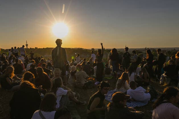 Hundreds Gather At Krakow s Historic Krakus Mound To Watch Solar Eclipse KRAKOW, POLAND - AUGUST 12: Hundreds of residents and tourists gather on the grassy slopes of the historic Krakus Mound (Kopiec Krakusa) to watch a solar eclipse in Krakow, Poland, on August 12, 2026. Onlookers filled the elevated landscape during the late afternoon to secure vantage points for watching the rare celestial event unfold over the city skyline. Krakow Poland  Copyright: xArturxWidakx originalFilename: widak-hundreds260812_npNup.jpg