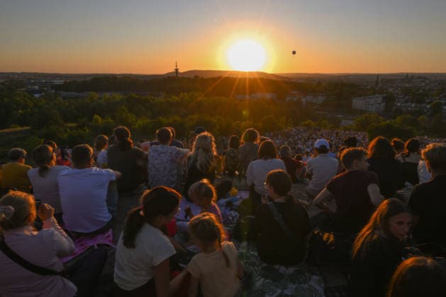 Hundreds Gather At Krakow s Historic Krakus Mound To Watch Solar Eclipse KRAKOW, POLAND - AUGUST 12: Spectators look out over the city skyline toward the setting sun and a hot air balloon to watch a solar eclipse in Krakow, Poland, on August 12, 2026. Hundreds of residents and tourists gathered at the summit of the historic Krakus Mound (Kopiec Krakusa) to capture panoramic views of the rare late-afternoon celestial event. Krakow Poland  Copyright: xArturxWidakx originalFilename: widak-hundreds260812_nphbW.jpg