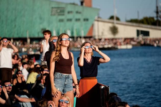 Amsterdam Watches Near-Total Solar Eclipse People watch a partial solar eclipse in Amsterdam, Netherlands, on August 12, 2026. The Moon obscures about 88% of the Sun during the near-total eclipse, which is visible from across the Netherlands but falls outside the path of totality. The country last saw a near-total eclipse in 1999, while a partial eclipse was visible in 2015. The next total solar eclipse visible from the Netherlands will take place on October 7, 2135. Amsterdam Netherlands  Copyright: xGeorgiosxKostomitsopoulosx originalFilename: kostomitsopoulos-amsterda260812_npGer.jpg