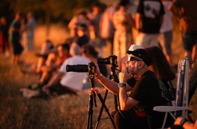 Ein Mann trägt eine Schutzbrille und fotografiert die Sonnenfinsternis mit einer Digitalkamera mit Zoom-Objektiv, Partielle Sonnenfinsternis in Deutschland, 12.08.2026, Wurmberg, Enzkreis, Baden-Württemberg, Allgemeines, Gesellschaft, Natur, Wetter, Deutschland *** A man wearing safety goggles photographs the solar eclipse with a digital camera equipped with a zoom lens; partial solar eclipse in Germany, August 12, 2026, Wurmberg, Enzkreis, Baden-Württemberg; General, Society, Nature, Weather, Germany Copyright: xFriopics SilasxSchüllerx