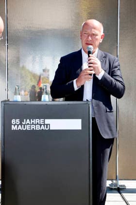65 Jahre Mauerbau, Pressekonferenz auf dem Platz des 18. März, Berlin, 12.08.2026 Kai Wegner (Regierender Bürgermeister von Berlin) spricht bei der Pressekonferenz zu 65 Jahre Mauerbau auf dem Platz des 18. März in Berlin am 12.08.26 Berlin Platz des 18. März *** 65th Anniversary of the Construction of the Berlin Wall, Press Conference at Platz des 18. März, Berlin, August 12, 2026 Kai Wegner, Governing Mayor of Berlin, speaks at the press conference marking the 65th anniversary of the construction of the Berlin Wall at Platz des 18 März in Berlin on August 12, 2026 Berlin, Platz des 18 März Copyright: xAnitaxBuggex