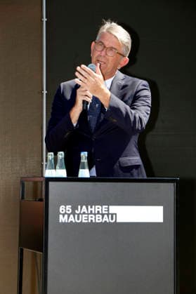 65 Jahre Mauerbau, Pressekonferenz auf dem Platz des 18. März, Berlin, 12.08.2026 Wolfram Weimer (Beauftragter der Bundesregierung für Kultur und Medien der Bundesrepublik Deutschland) spricht bei der Pressekonferenz zu 65 Jahre Mauerbau auf dem Platz des 18. März in Berlin am 12.08.26 Berlin Platz des 18. März *** 65th Anniversary of the Construction of the Berlin Wall, Press Conference at 18 March Square, Berlin, August 12, 2026: Wolfram Weimer, Federal Government Commissioner for Culture and the Media of the Federal Republic of Germany, speaks at the press conference marking the 65th anniversary of the construction of the Berlin Wall at Platz des 18 März in Berlin on August 12, 2026. Berlin, Platz des 18 März Copyright: xAnitaxBuggex