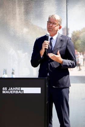 65 Jahre Mauerbau, Pressekonferenz auf dem Platz des 18. März, Berlin, 12.08.2026 Wolfram Weimer (Beauftragter der Bundesregierung für Kultur und Medien der Bundesrepublik Deutschland) spricht bei der Pressekonferenz zu 65 Jahre Mauerbau auf dem Platz des 18. März in Berlin am 12.08.26 Berlin Platz des 18. März *** 65th Anniversary of the Construction of the Berlin Wall, Press Conference at 18 March Square, Berlin, August 12, 2026: Wolfram Weimer, Federal Government Commissioner for Culture and the Media of the Federal Republic of Germany, speaks at the press conference marking the 65th anniversary of the construction of the Berlin Wall at Platz des 18 März in Berlin on August 12, 2026. Berlin, Platz des 18 März Copyright: xAnitaxBuggex