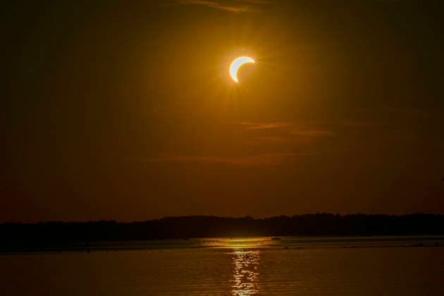 Sonnenfinsternis - Sonnenfinsternis über dem Chiemsee in der Nähe von Chieming am 12.08.2026, Deutschland, Bayern Chieming Chiemseeufer Bayern Deutschland *** Solar Eclipse Solar Eclipse over Lake Chiemsee near Chieming on August 12, 2026, Germany, Bavaria, Chieming, Lake Chiemsee shore, Bavaria, Germany