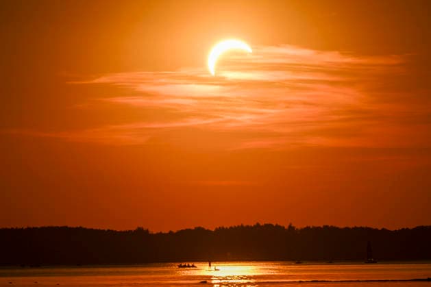 Sonnenfinsternis - Sonnenfinsternis über dem Chiemsee in der Nähe von Chieming am 12.08.2026, Deutschland, Bayern Chieming Chiemseeufer Bayern Deutschland *** Solar Eclipse Solar Eclipse over Lake Chiemsee near Chieming on August 12, 2026, Germany, Bavaria, Chieming, Lake Chiemsee shore, Bavaria, Germany