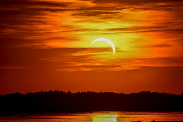 Sonnenfinsternis - Sonnenfinsternis über dem Chiemsee in der Nähe von Chieming am 12.08.2026, Deutschland, Bayern Chieming Chiemseeufer Bayern Deutschland *** Solar Eclipse Solar Eclipse over Lake Chiemsee near Chieming on August 12, 2026, Germany, Bavaria, Chieming, Lake Chiemsee shore, Bavaria, Germany